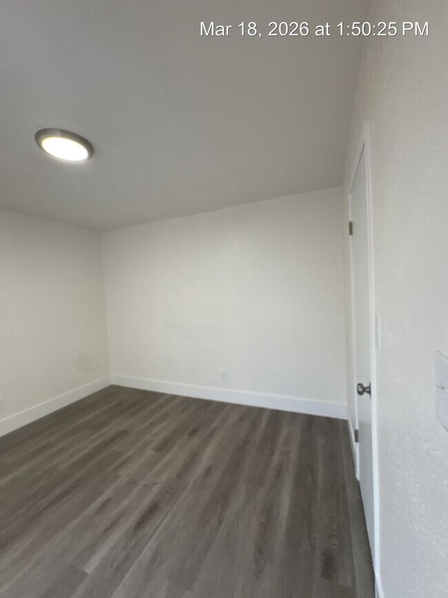 Building Photo - Charming upstairs unit rent ready! Newly remodeled!!