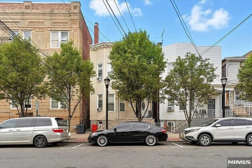 Building Photo - 2105 New York Ave