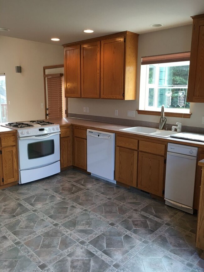 Building Photo - ***PENDING APPLICATIONS***Large 4 bedroom house that is Pet Friendly!