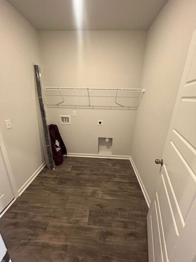 Building Photo - Field View 4BD/ 2BA
