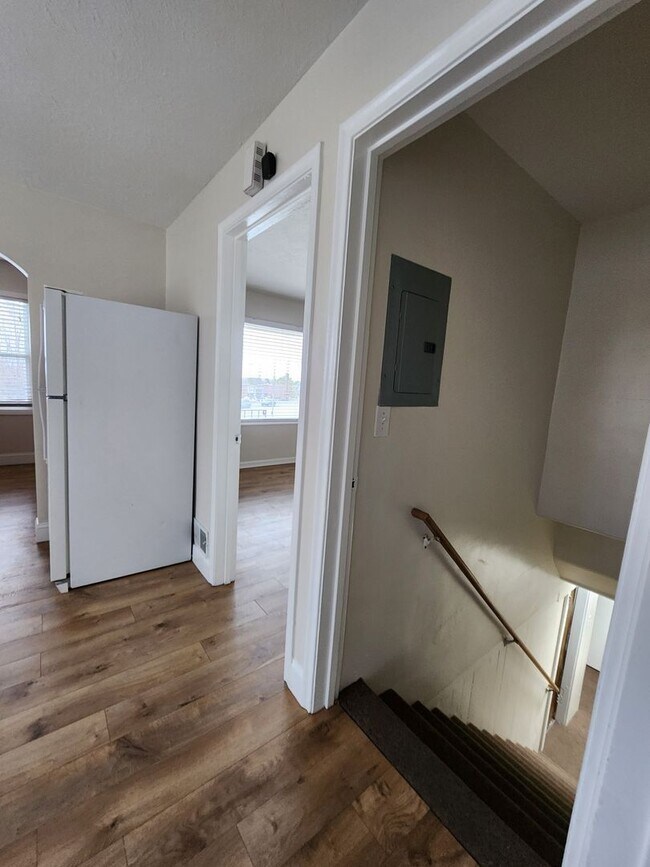 Building Photo - 3Spro2300 (Duplex)