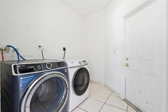 Building Photo - 15203 SW 142nd Ave