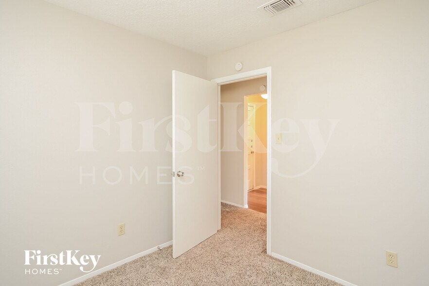 Building Photo - 2710 Village Ct