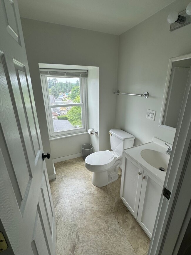 Building Photo - Lovely 5BD/2.5BA Twin in Downingtown Borough!