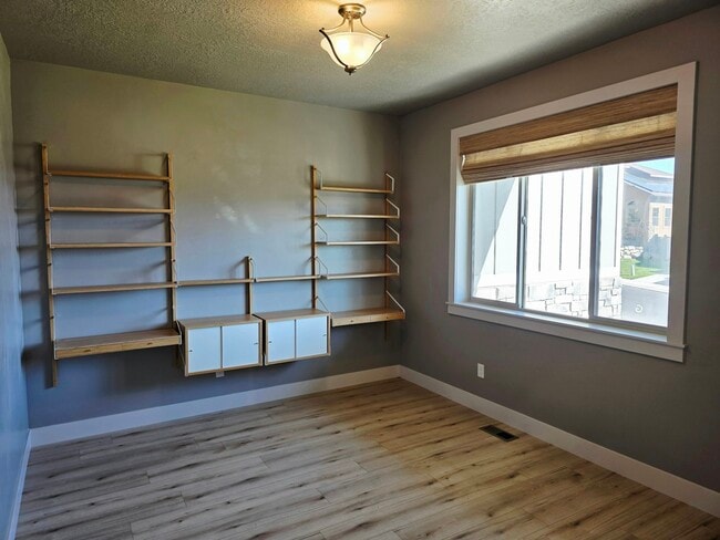 Building Photo - 9051 N Clubhouse Ln