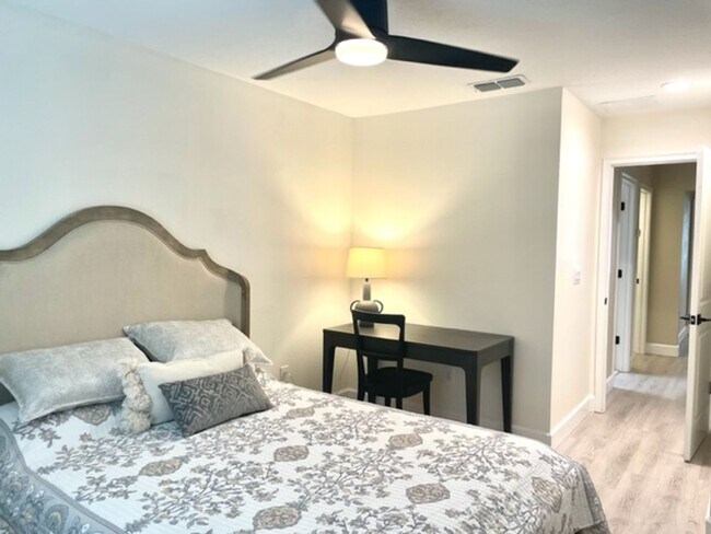 Building Photo - 3/2.5 ANNUAL/FURNISHED  TOWNHOUSE- GORGEOU...