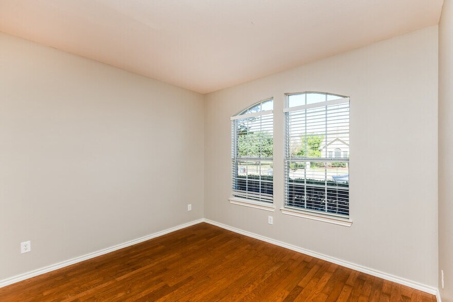 Building Photo - 6910 Shore Breeze Ct