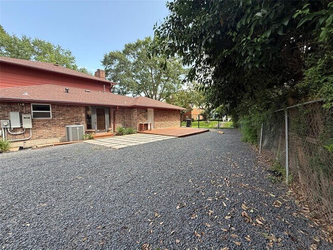 Building Photo - 3232 Parkwood Dr
