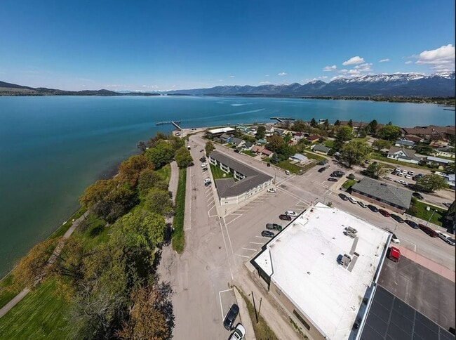 Building Photo - Condo located near the lake- Available NOW until July 31st, 2026. Available again September 1st, ...