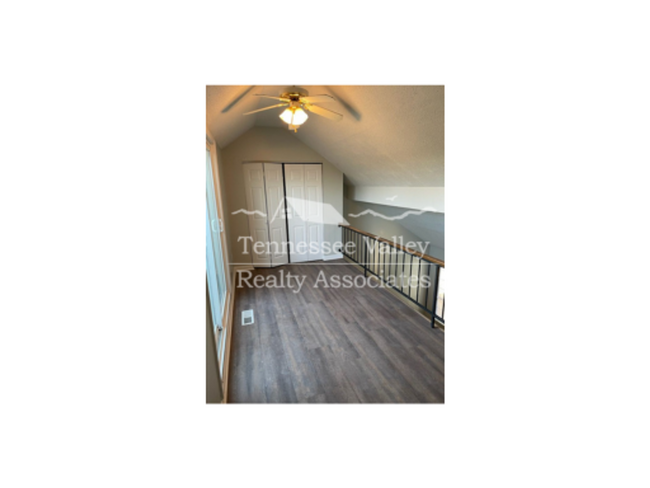 Building Photo - Charming one bedroom, one bathroom townhom...