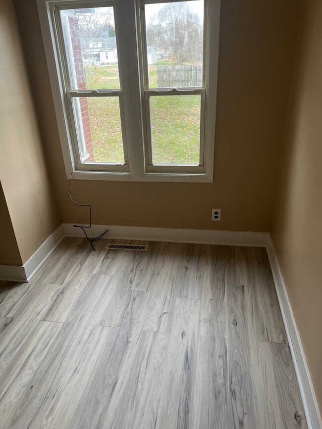 Building Photo - 604 E Oak St