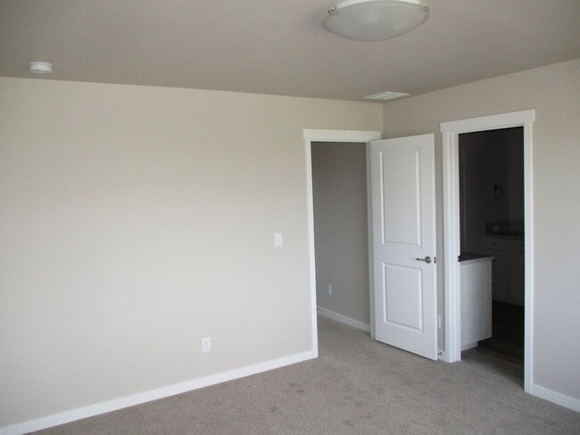 Building Photo - 513 Hillsview Dr
