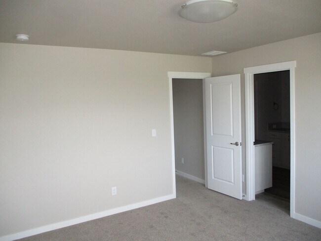 Building Photo - Brand New Berthoud Property facing the Mountains