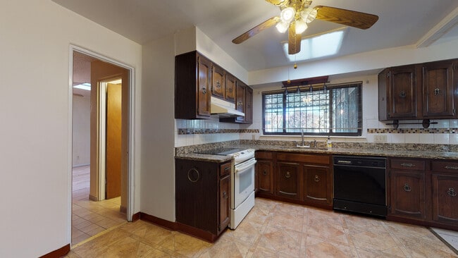 Building Photo - UPTOWN 3/BD 2/BA 1/CP WORKSHOP