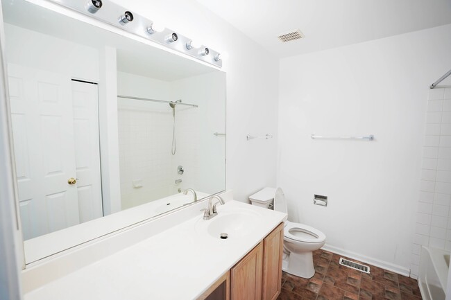 Building Photo - 2441 Oneida Ln