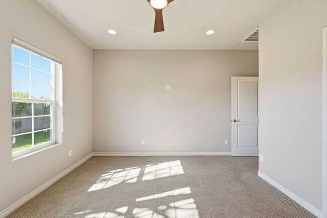 Building Photo - Modern 4 Bedroom, 3 Bathroom Home