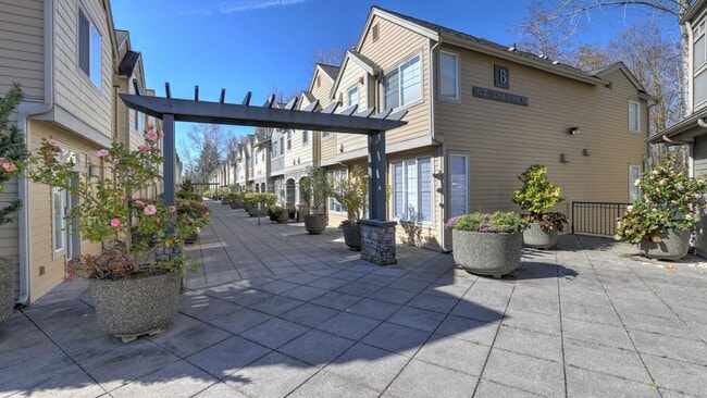 Building Photo - Updated Kirkland Townhome in Lochshire Condominiums with Premium Amenities- Available NOW