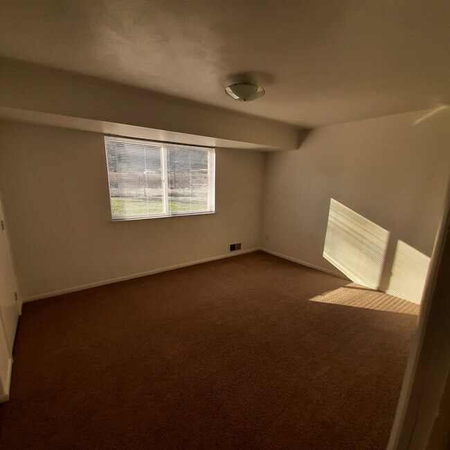 Building Photo - 143 Lynwood Manor