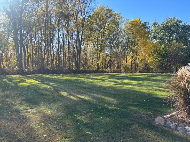 Building Photo - 895 N Cedar Rd