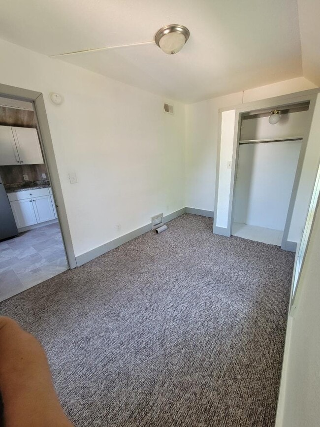 Building Photo - 1006 E 2nd St