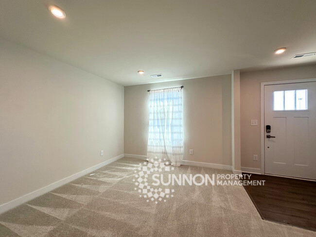 Building Photo - Spacious 3-Bedroom Townhome in a Prime Loc...