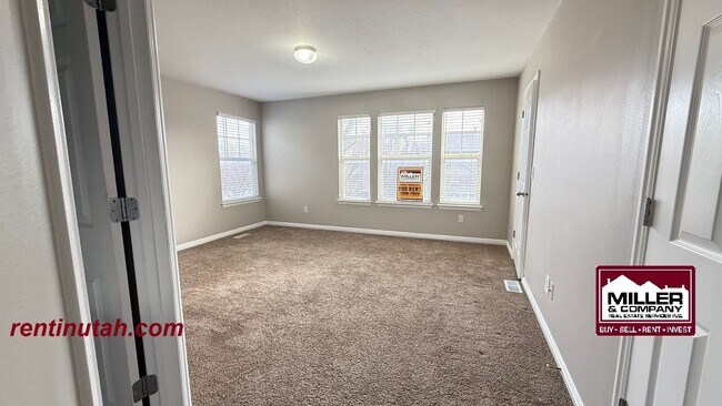 Building Photo - Beautifully updated townhouse in Riverton!