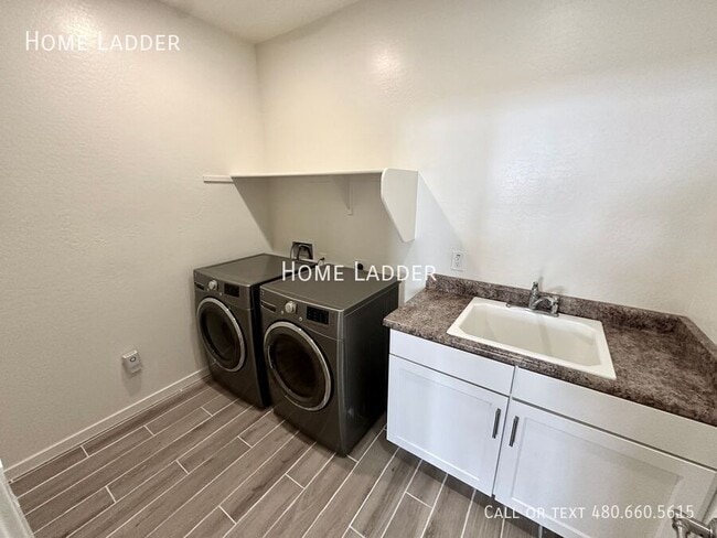 Building Photo - 3133 N Loma Vista