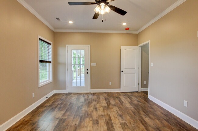 Building Photo - 135 Riverbend Dr