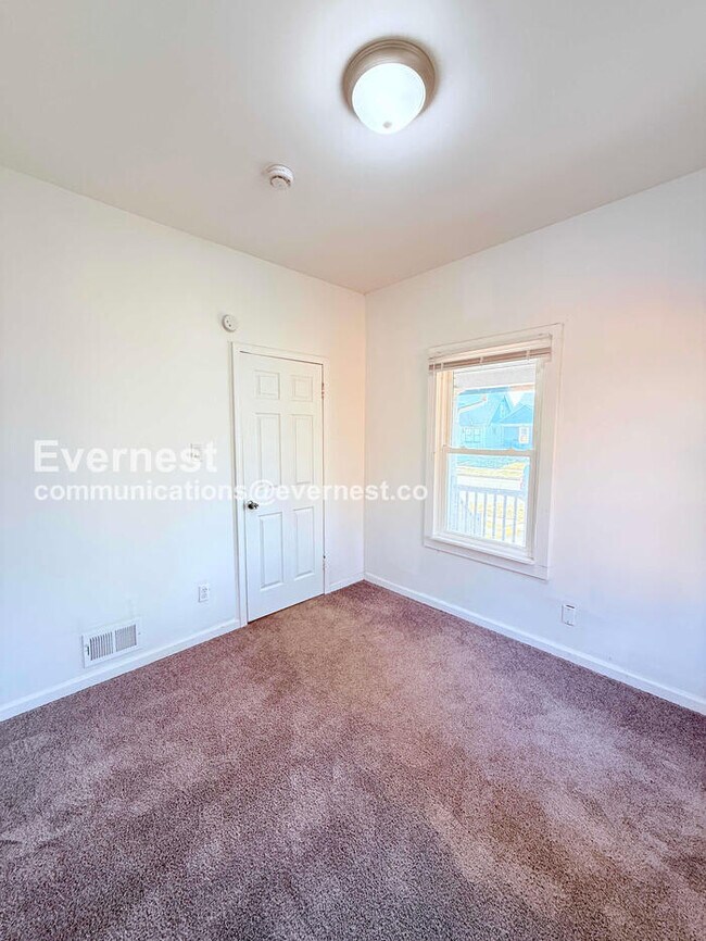 Building Photo - 2 Bed/1 Bath Home with Off-Street Parking / Vouchers Accepted / Available Now!