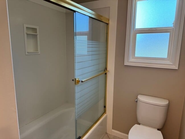 Building Photo - Gorgeous 2 story 5 bedroom home w/pool in ...
