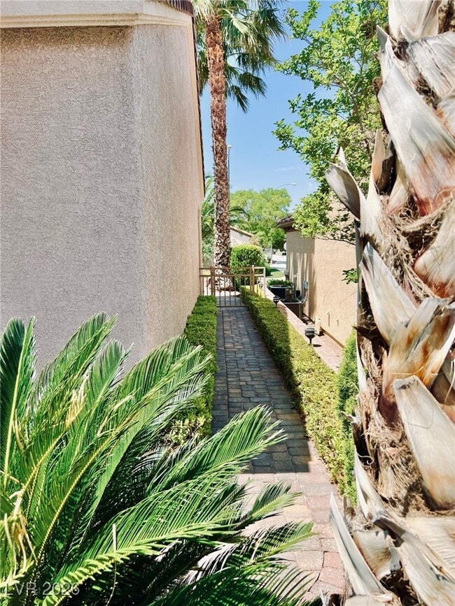 Building Photo - 2192 Canyonville Dr