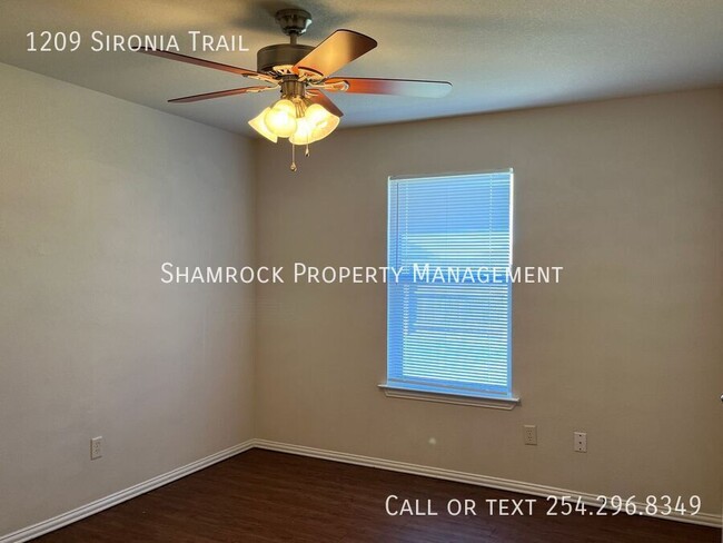 Building Photo - 3 bedroom/2 bath duplex in Midway ISD