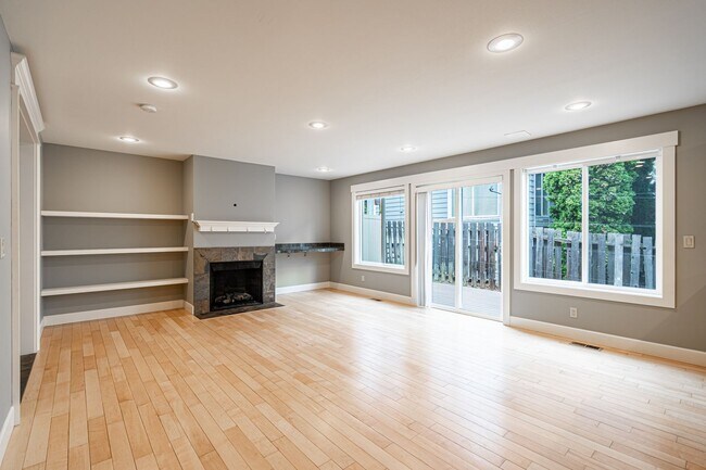 Building Photo - 3 Bedroom Townhome at The Vineyard