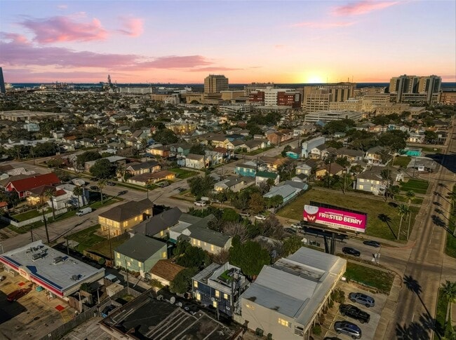 Building Photo - 609 Sealy Ave