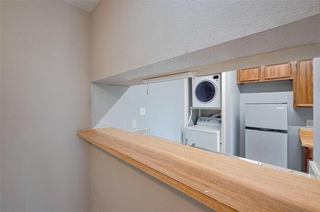 Building Photo - 9090 S Braeswood Blvd