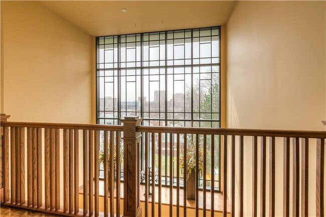 Building Photo - 300 W 45th Terrace