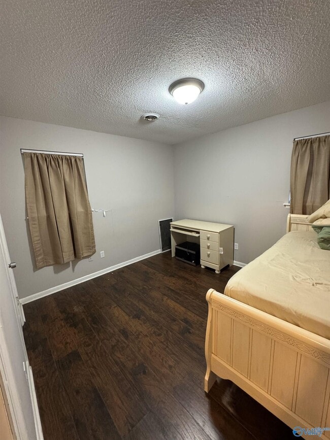 Building Photo - 902 Danmann Cir SE