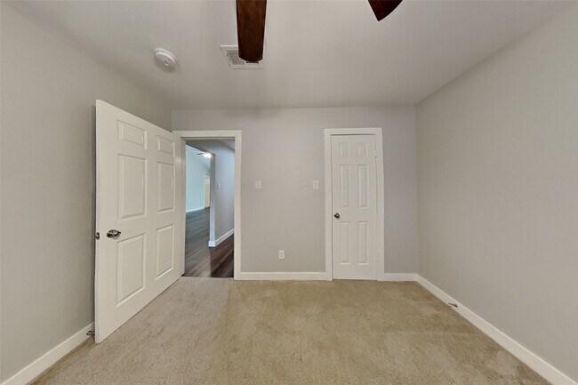 Building Photo - 16 W Bigelow Oak Ct