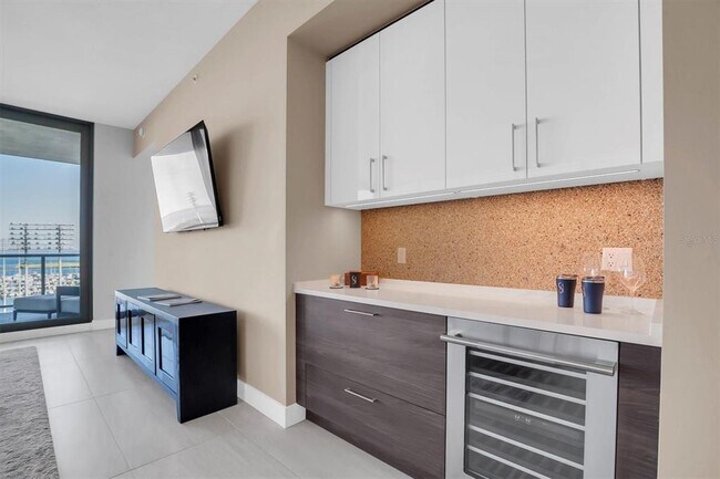 Building Photo - 301 1st St S