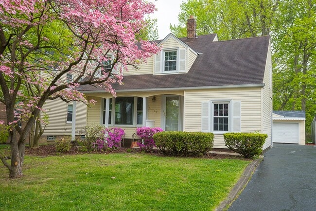 Building Photo - 3 Bed/1.5 Bath Single Family Home!