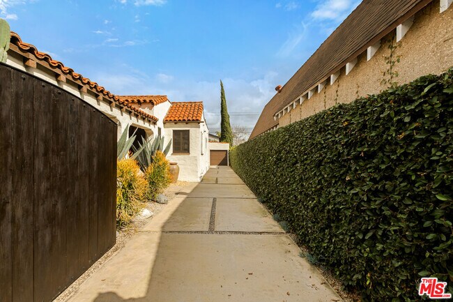 Building Photo - 460-460 N Alfred St