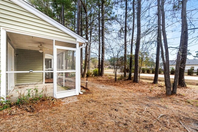 Building Photo - 571 Riverward Dr