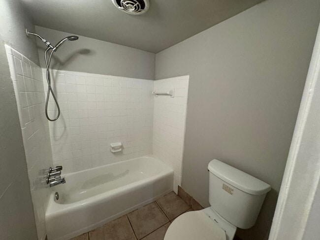 Building Photo - "Second Month of Rent FREE" Charming 2 Bed...
