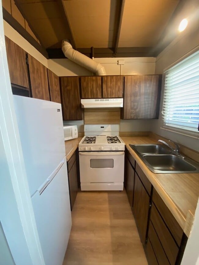 Building Photo - Cozy Pacific Grove Cottage