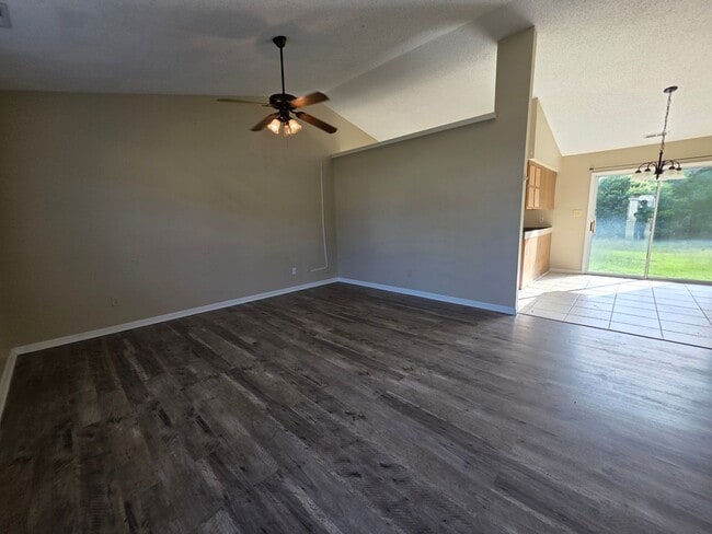 Building Photo - 206 S Ginger Dr