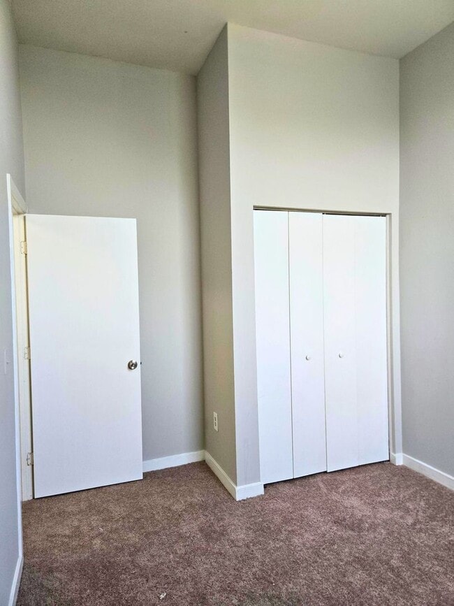Building Photo - Two level - Two BR/1BA Condo