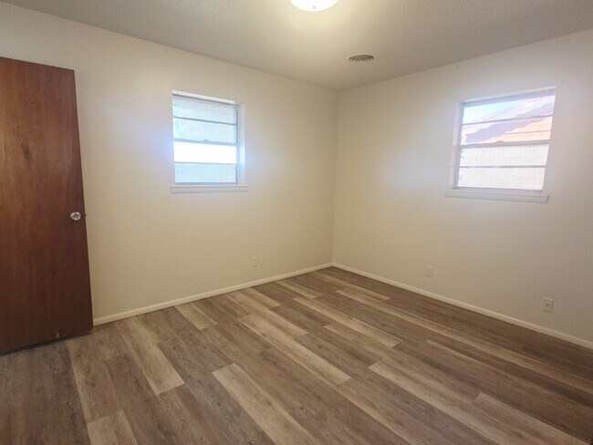 Building Photo - 3209 Brooks Dr