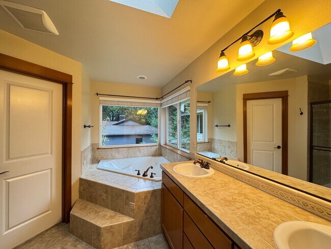 Building Photo - Spacious 4-Bedroom Home for Rent in Woodinville