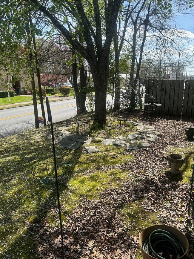 Building Photo - 3 bedroom 2 bath beautiful home with tons of character!