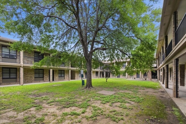 Building Photo - 1214 Baylor Ave